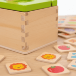 Gros plan sur la finition lisse et la peinture non toxique du jeu de tri en bois.