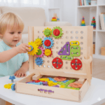 طفل مغربي صغير مركز بزاف وهو كيركب البرغي (البولون) على لوحة الأنشطة.