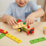 طفل يستخدم لعبة بريكولاج تعليمية لبناء طائرة باستخدام البراغي والصواميل.
