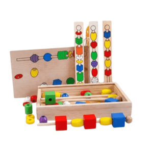 Jeu d'enfilage en bois complet avec perles géométriques et tiges sur fond blanc.