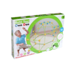 Gros plan sur la boîte d'un kit de construction pour enfants appelé "Build Your Own Den" (Construisez Votre Propre Cabane). La boîte montre un jeune garçon blond en train d'assembler une structure en forme de dôme à l'aide de tiges vertes et de connecteurs jaunes et bleus. L'inscription "3+ AGES" et "The possibilities are endless!" (Les possibilités sont infinies !) est visible.