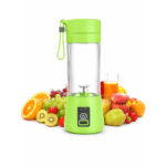 ميني خلاط محمول مع فواكه طازجة بجانبه لتحضير السموذي والمشروبات المنزلية
