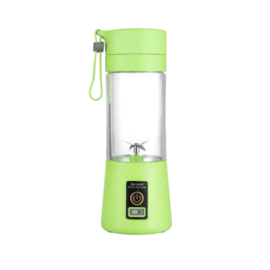 Mini blender portable vert 380ml en action pour un smoothie frais, idéal pour le sport et le bureau.