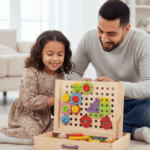 أب وابنته مغربيان يلعبان معاً بالمسننات في أجواء عائلية دافئة.