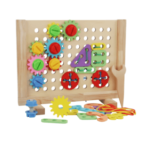 مجموعة من القطع اللي كتضمن اللوحة المثقوبة، البراغي، الصامولات، والمسننات الملونة.