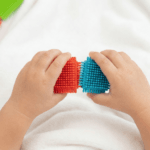 Démonstration Blocs d'Assemblage : un enfant emboîte deux pièces de ce jeu éducatif construction.