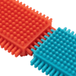 Gros plan sur les picots du jouet éveil multicolore Blocs d'Assemblage montrant la qualité du plastique.