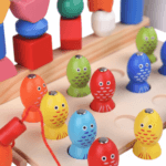 Détail de la finition du jeu éducatif en bois : bois massif poli, bords arrondis et peinture non toxique.