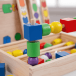 Jeu d'enfilage en bois montrant la texture lisse et la peinture non toxique des perles.