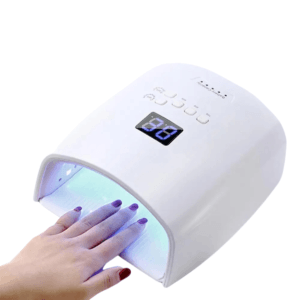 Utilisation du seche ongles rechargeable pour une pédicure, avec un focus sur le séchage uniforme du vernis gel.