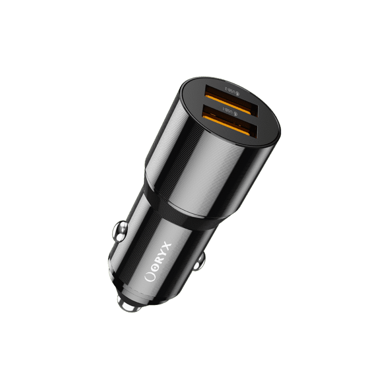 Image duChargeur voiture Usb rapide 36W ORYX en aluminium, branché sur un allume-cigare, prêt à recharger deux téléphones avec ses ports USB-A.