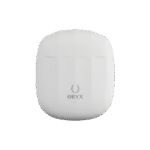 Personne utilisant les écouteurs sans fil intra-auriculaires Bfree Flap pour écouter de la musique ou passer un appel en extérieur.