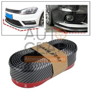 Bande fibre carbone installée sur un pare-chocs avant, améliorant la protection et le look sportif du véhicule.