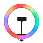 Ring Light RGB 30 cm LJJ-30 éclairant un visage pour une vidéo TikTok avec un support smartphone