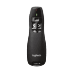 Télécommande présentation Logitech R400 avec pointeur laser rouge en action lors d'un exposé.