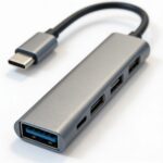 adaptateur usb type c vers usb a corps métallique aluminium brossé avec câble intégré USB-C mâle et ports USB-A et USB-C femelle, disponible sur BrefShop.ma
