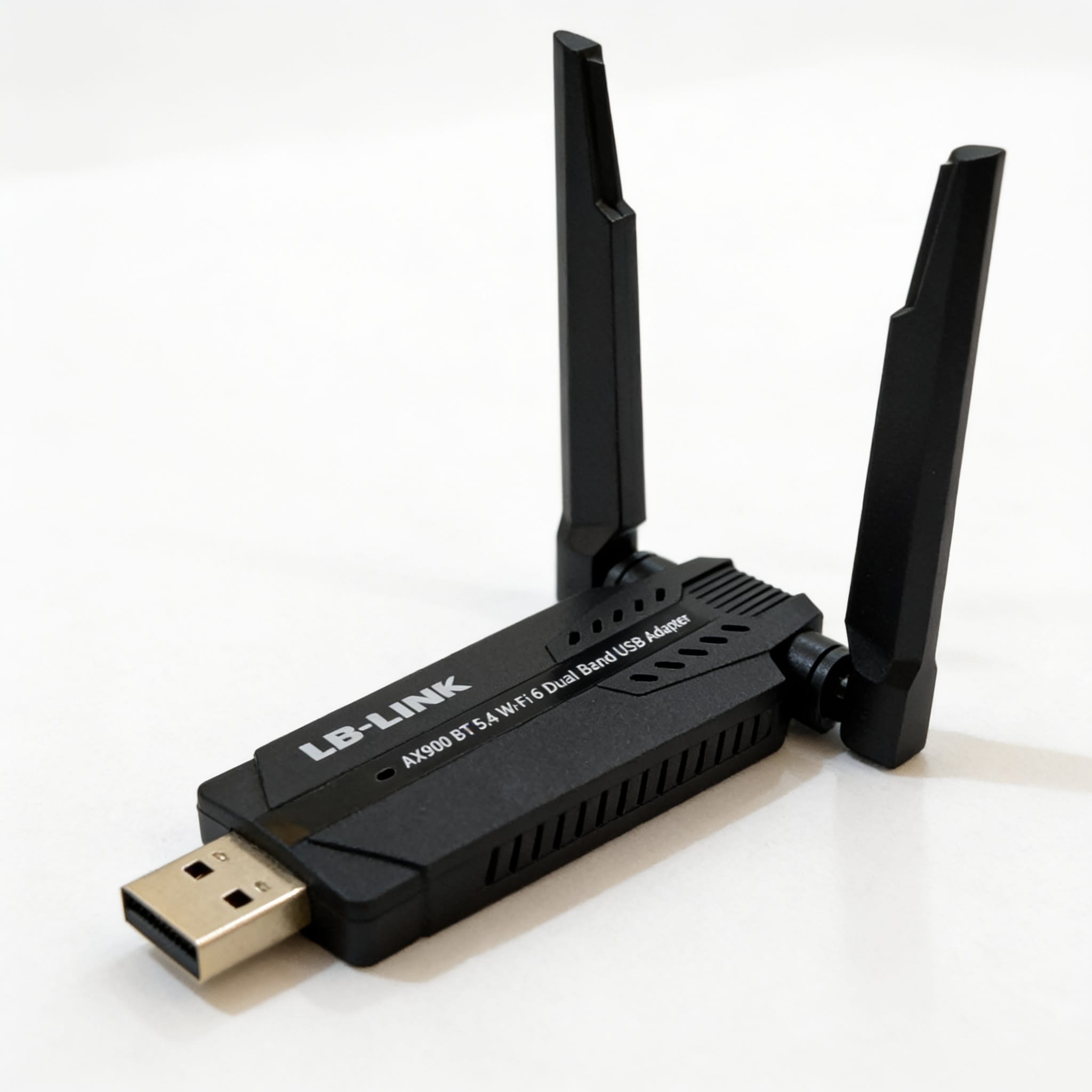 Détail antenne et connecteur USB Type-A Détail de l'adaptateur wifi bluetooth usb, antenne et port USB Type-A