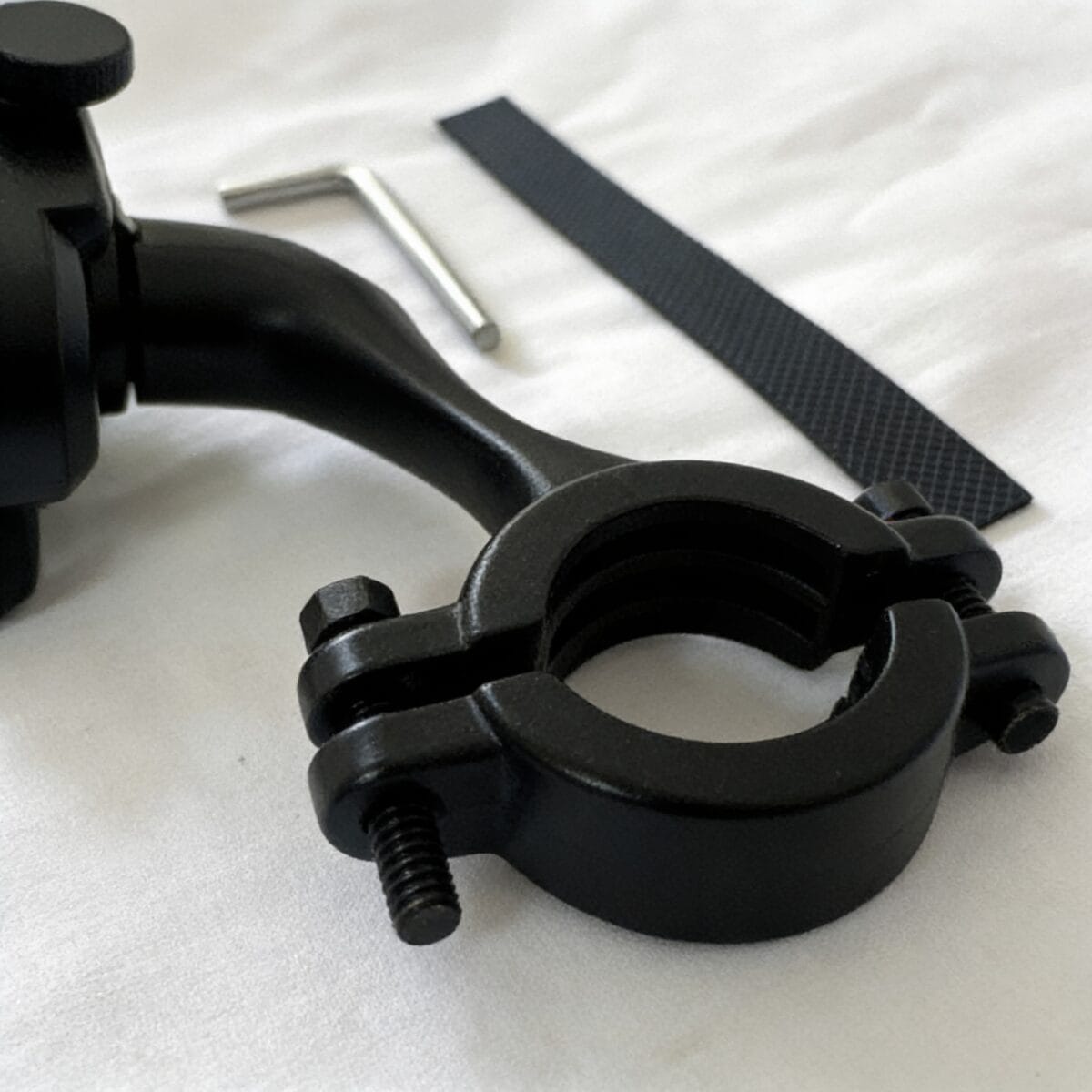 attache smartphone scooter réglable à 360 degrés, écran vertical ou horizontal, protection contre la pluie et le soleil, disponible sur BrefShop.ma