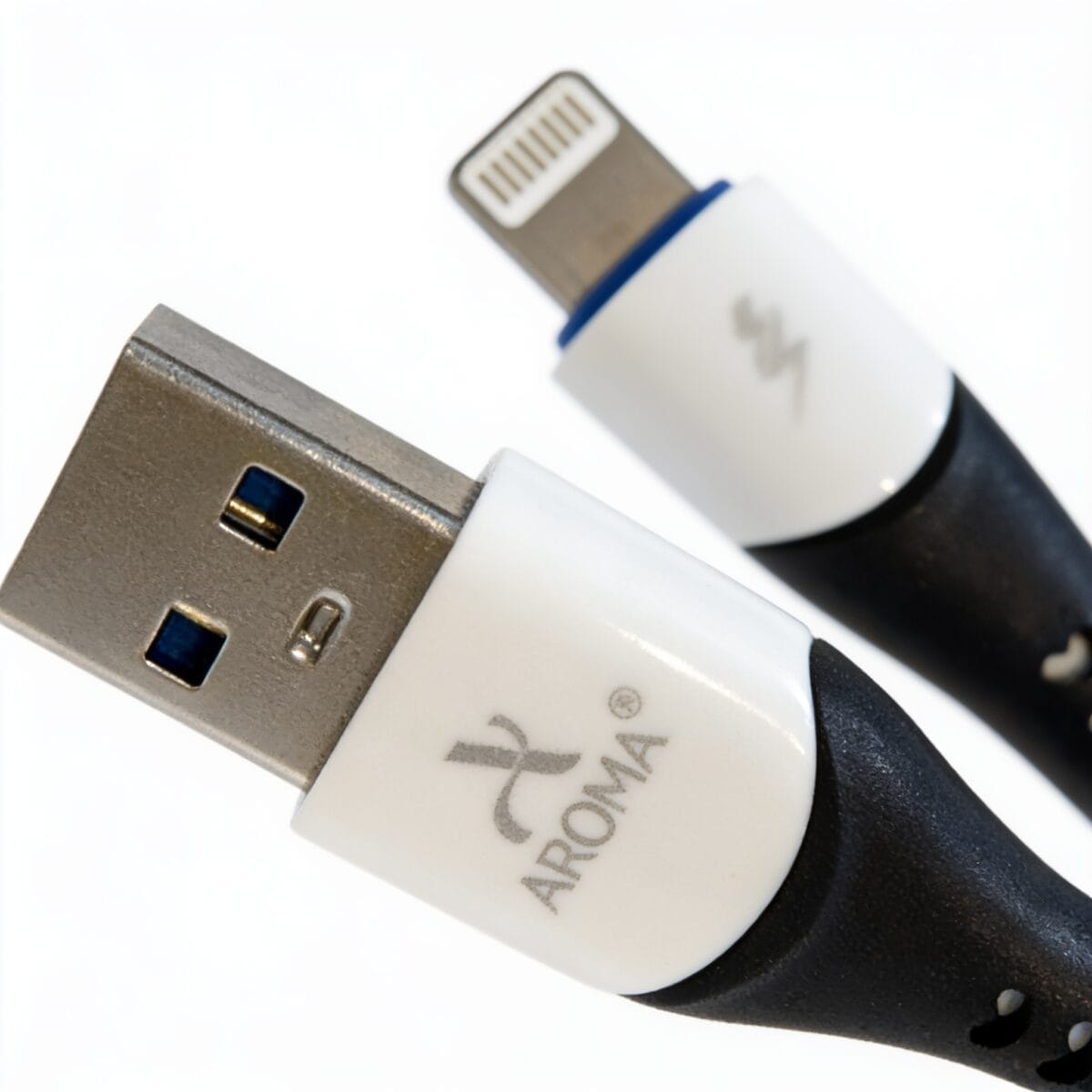 câble usb a vers lightning aroma avec gaine en silicone souple et résistante, connecteur USB-A mâle vers Lightning mâle, longueur 1000 mm, pour charger et transférer des données sur iPhone, iPad et iPod, disponible sur BrefShop.ma