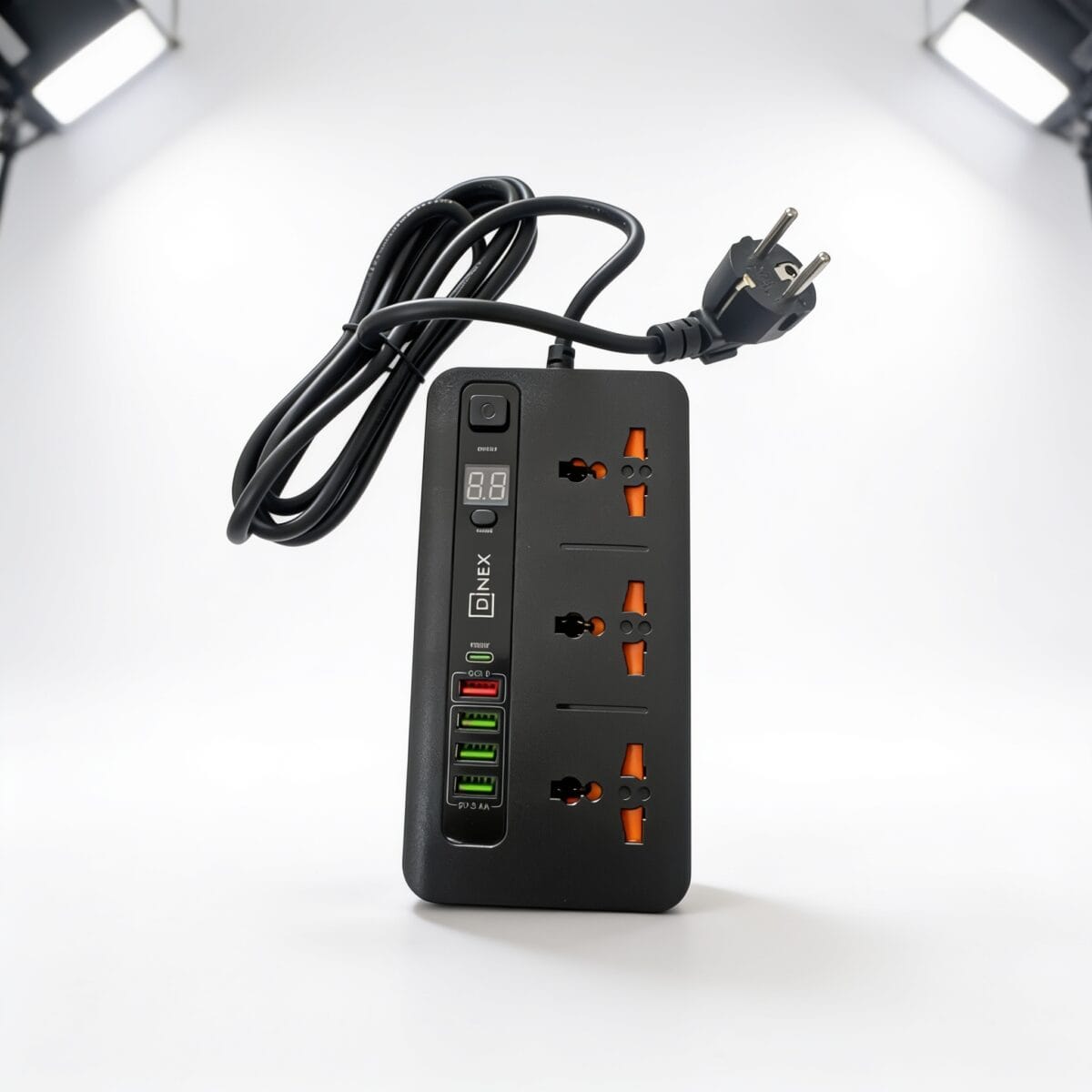 multiprise avec minuteur usb 3 prises universelles avec éclairage orange, 4 ports USB et USB-C PD 20W charge rapide, pour alimenter et contrôler des appareils électroniques, disponible sur BrefShop.ma