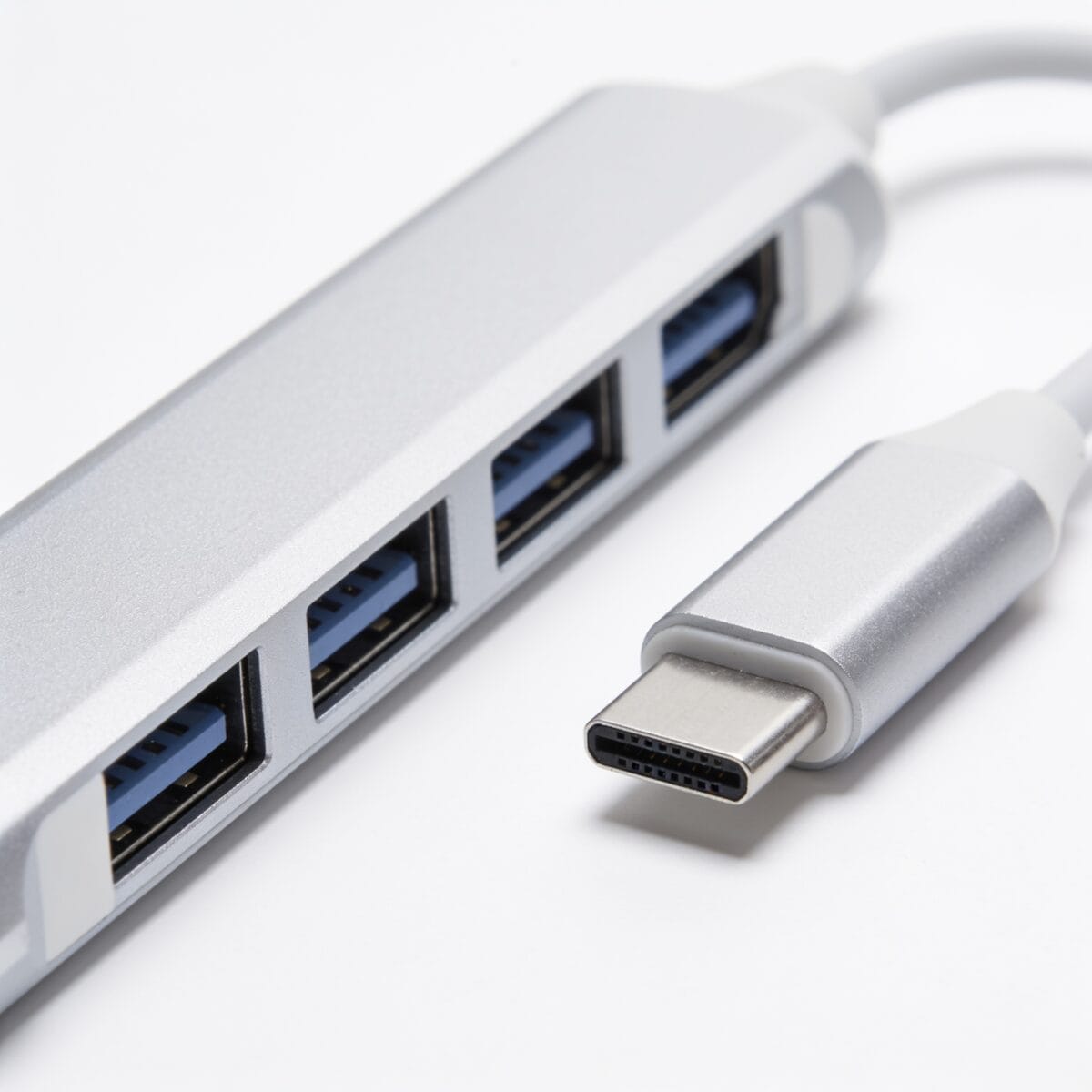 répartiteur usb c 4 ports avec connecteur USB-C mâle et 4 ports USB-A femelles compatible USB 3.0 pour étendre les ports USB d'un ordinateur, téléphone ou tablette, disponible sur BrefShop.ma