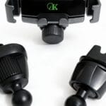 support smartphone auto aération absorption dynamique des chocs pour fixation sur grille d'aération en usage mains libres, disponible sur BrefShop.ma