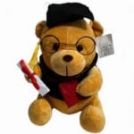peluche ours diplômé avec chapeau de diplômé noir à gland jaune, lunettes rondes noires et écharpe noire et rouge, cadeau de remise de diplôme, disponible sur BrefShop.ma