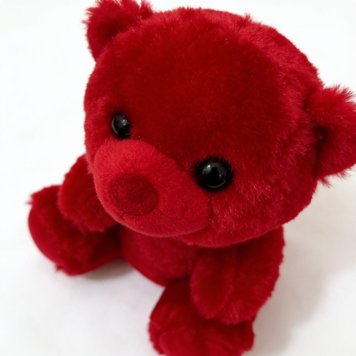 peluche ours rouge toute douce avec yeux noirs brillants et nez brodé en détail, pour décoration ou cadeau, disponible sur BrefShop.ma