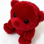 peluche ours rouge toute douce avec yeux noirs brillants et nez brodé en détail, pour décoration ou cadeau, disponible sur BrefShop.ma