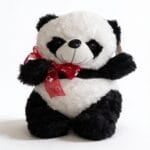 peluche panda en forme de panda avec nœud rouge motifs de cœurs et yeux et nez noirs, peluche décorative et affective, disponible sur BrefShop.ma