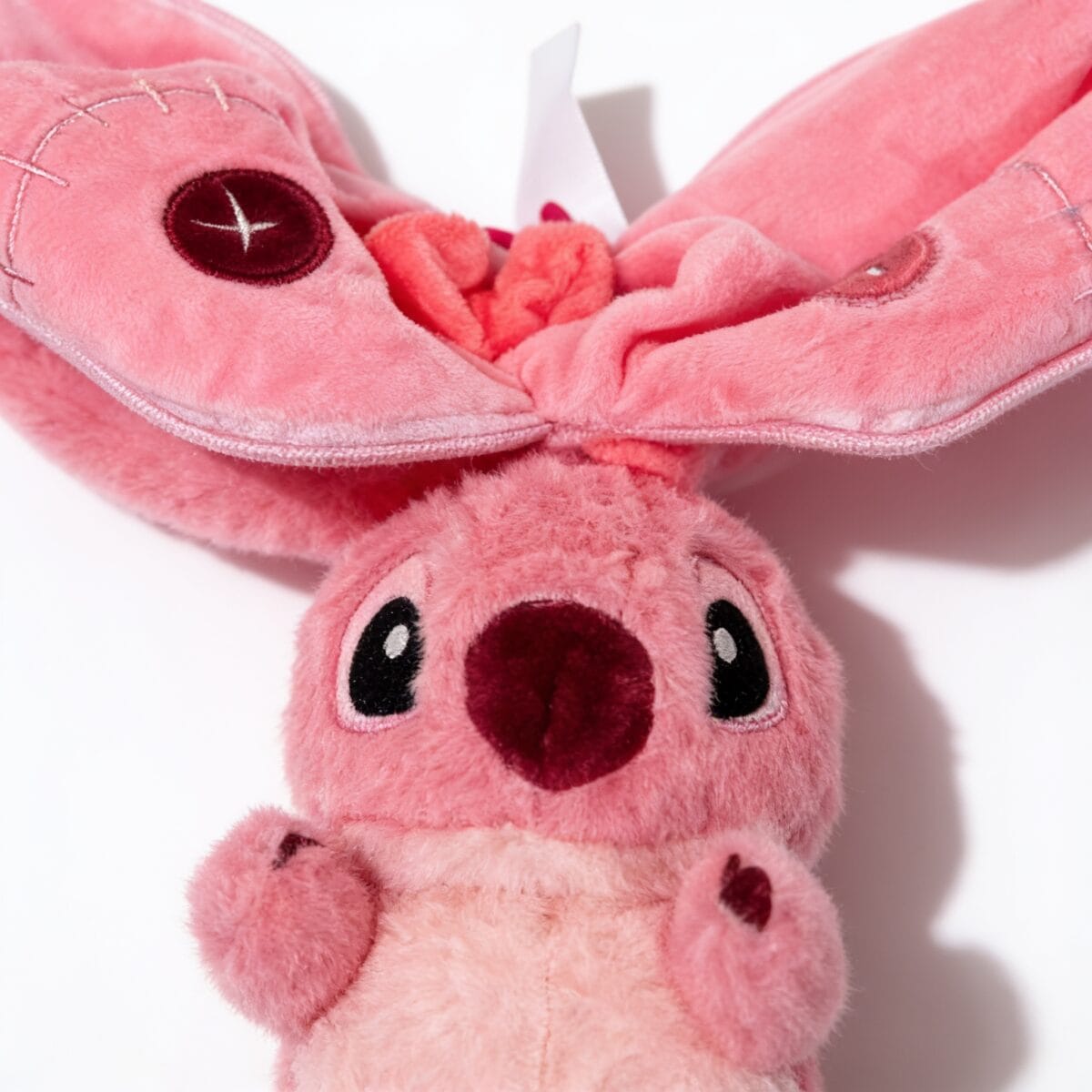 peluche rose oreilles longues douce à câliner avec yeux brodés, compagnon de jeu et de sommeil pour enfant, disponible sur BrefShop.ma
