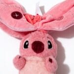 peluche rose oreilles longues douce à câliner avec yeux brodés, compagnon de jeu et de sommeil pour enfant, disponible sur BrefShop.ma