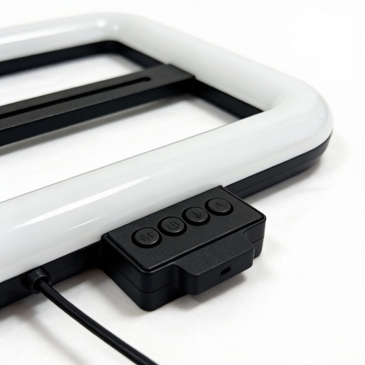 ring light rgb support téléphone avec réglage de la luminosité et mode éclairage beauté pour photographie, vidéo et live streaming, disponible sur BrefShop.ma